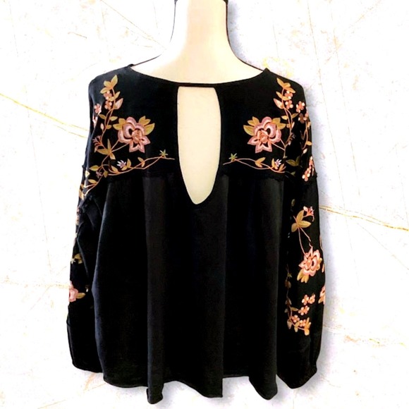 In Loom Blouse Boho Peasant Women's Small Black/Floral Embroidered Pleated Top - Picture 3 of 10